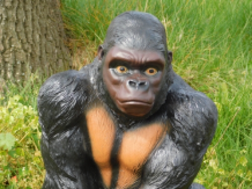 Prachtige gorilla, polystone mooi om te zien.