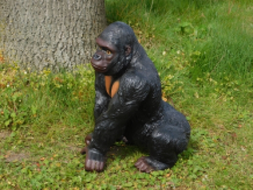 Beautiful gorilla, polystone beautiful to look at.