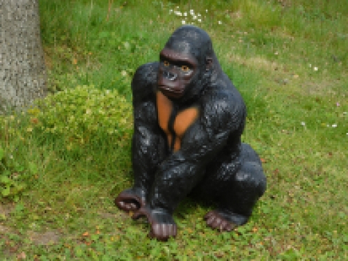 Prachtige gorilla, polystone mooi om te zien.