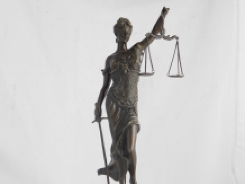 Eine Bronzestatue der Lady Justice