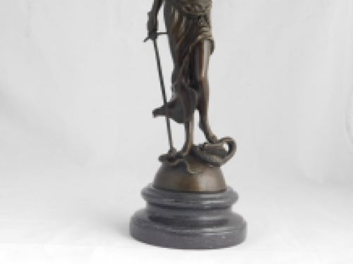 Een bronzen beeld van de Vrouwe Justitia