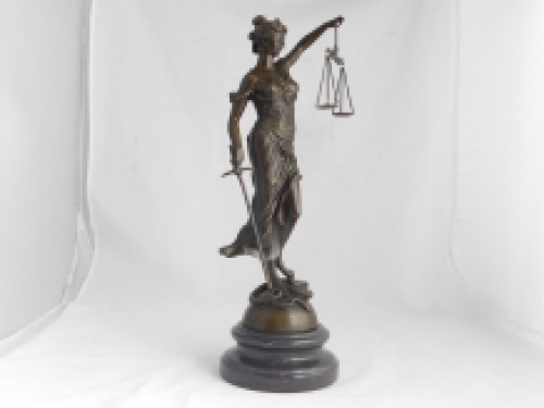 Een bronzen beeld van de Vrouwe Justitia