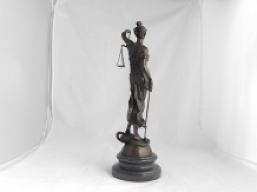 Een bronzen beeld van de Vrouwe Justitia