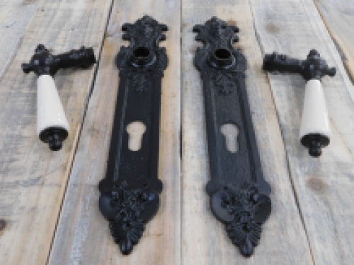 Set: 2 deurgrepen met porseleinen handvat, ivoor, + 2 beschermende deurplaten PZ92 engel, antieke ijzeren