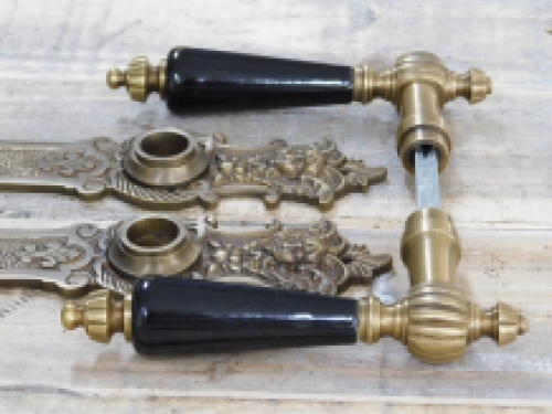 Set deurbeslag: 2 vergrendelingen messing patina met zwarte porseleinen handgrepen, 2 Lock Covers engelen, messing incl. doorn 8 x 8, 9 cm