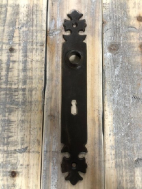 1 Lange deurplaat ijzer bruin  ''Kruz'' - voor kamerdeur, 72 mm.
