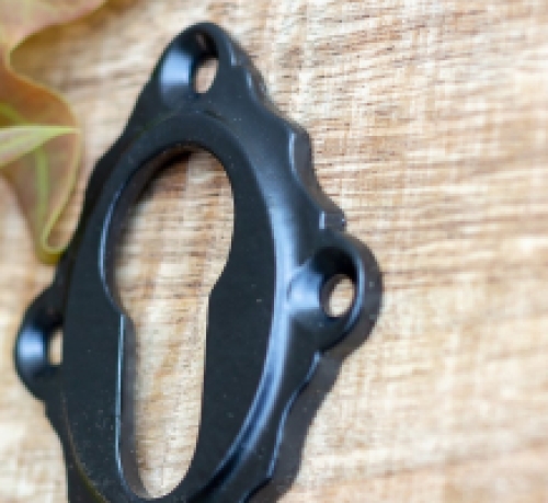 Mooi zwart metalen deurbeslagset, met geveerde sluiting op de rozetten.
