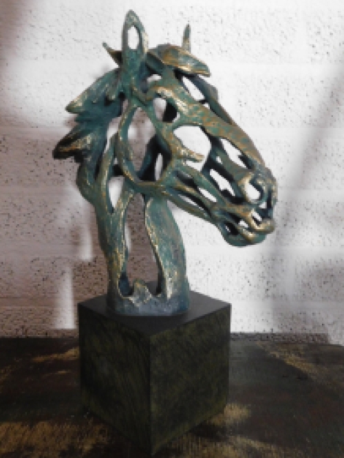 Horse head sculpture, a work of art made of polystone, very beautiful to look at!!