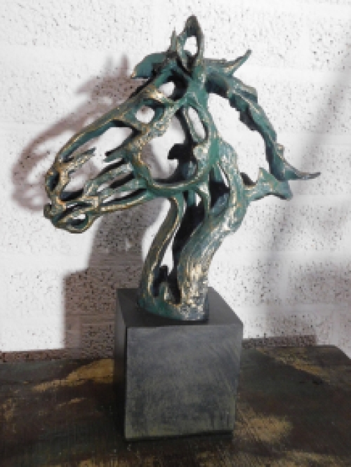 Horse head sculpture, a work of art made of polystone, very beautiful to look at!!