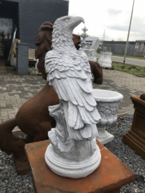 Gedetailleerd sculptuur van een adelaar zittend op een rots, gemaakt van steen