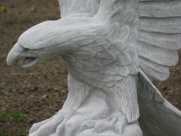 Adler mit erhobenen Flügeln - voll mit Stein