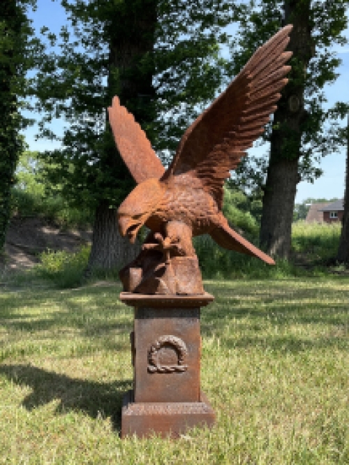 Eagle on pedestal - entirely cast iron