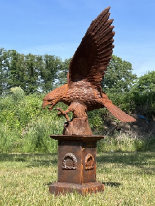 Eagle on pedestal - entirely cast iron