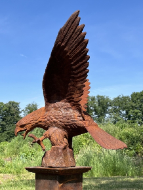 Eagle on pedestal - entirely cast iron