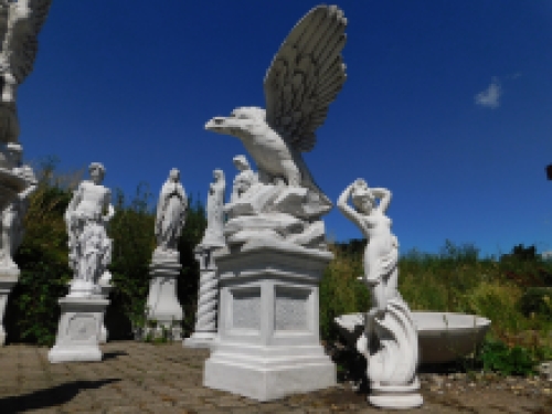 Großer Adler auf Sockel - XXL - massiver Stein