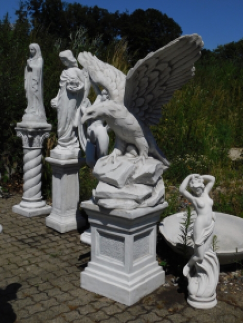 Large eagle on plinth - XXL - solid stone