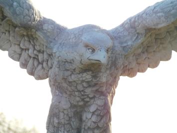 Eagle XXL on Pedestal - 160 cm - Solid Stone