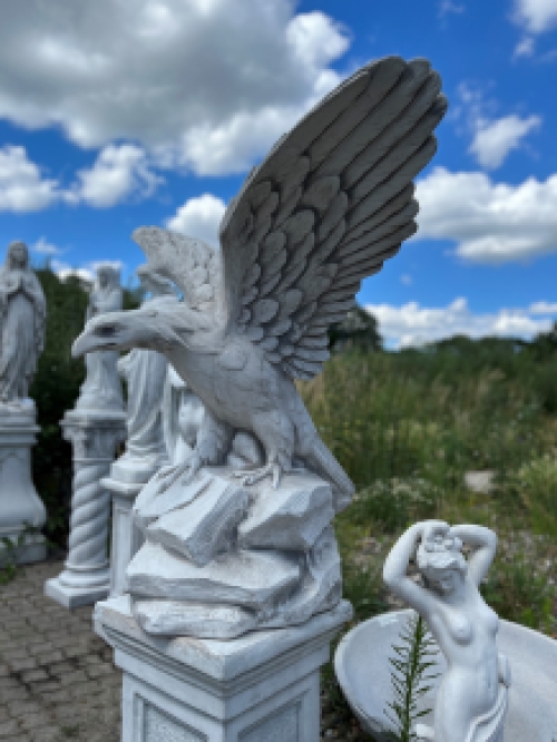 Large eagle on plinth - XXL - solid stone