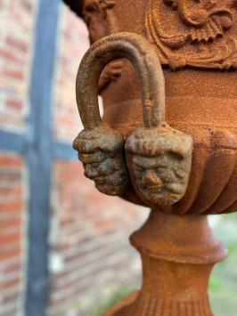 Große Gartenvase auf Säule XL - ganz aus Gusseisen - Oxid