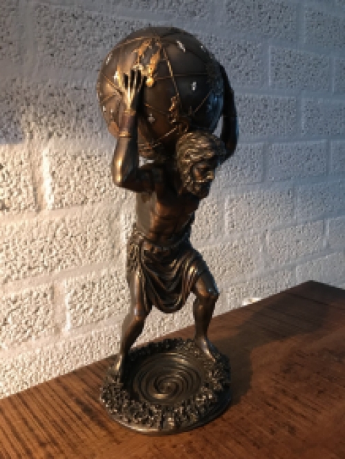 Beeld van atlas, een reus die volgens de Griekse Mythologie het heelal droeg, van polyresin