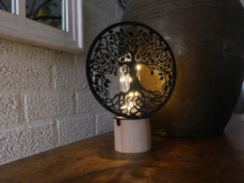 Leuke lamp met hiervoor een sierlijk ornament, ''levensboom''