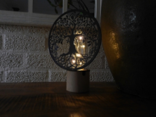 Leuke lamp met hiervoor een sierlijk ornament, ''levensboom''