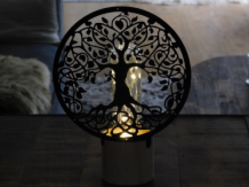 Leuke lamp met hiervoor een sierlijk ornament, ''levensboom''