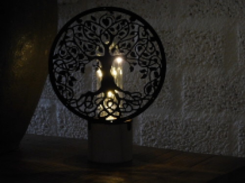 Leuke lamp met hiervoor een sierlijk ornament, ''levensboom''