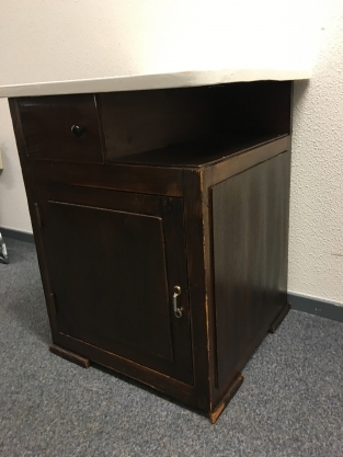 Mooi antiek tafelkastje gedeeltelijk koloniaals hout.