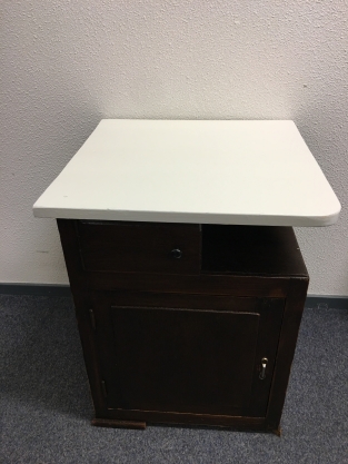 Mooi antiek tafelkastje gedeeltelijk koloniaals hout.