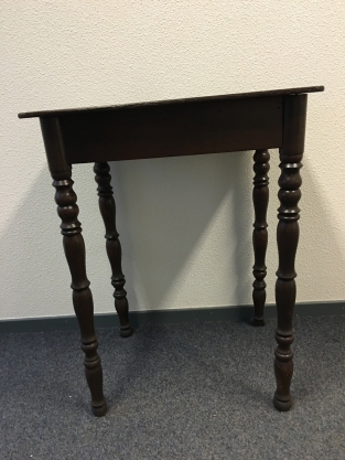 Houten entreetafel donker, leuke tafel.