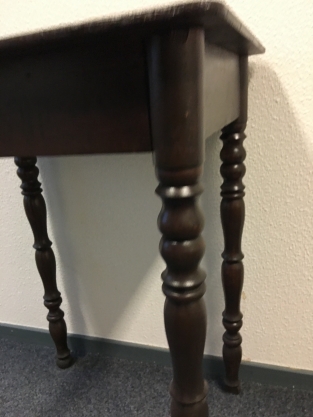Houten entreetafel donker, leuke tafel.