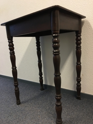 Houten entreetafel donker, leuke tafel.