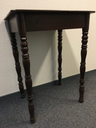 Houten entreetafel donker, leuke tafel.