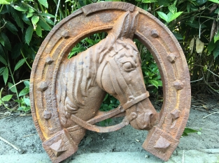 Hoefijzer zeer fors en groot met paardenhoofd, gietijzer, immens groot!! NOG 1