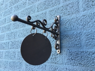 Haus- oder Ladenschild, Metallversion mit Seitenarm
