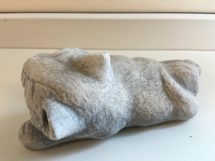 Katten sculptuur, liggende kat, vol steen