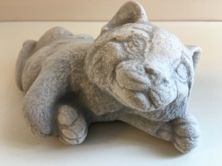 Katten sculptuur, liggende kat, vol steen