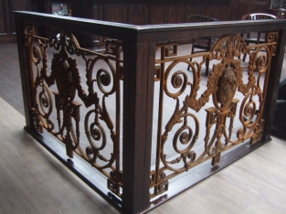 Hekwerk voor b.v. balkon, gietijzer met medaillon, nog maar 2!