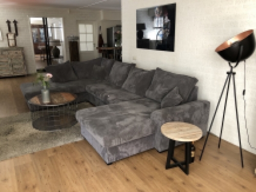 Prachtige forse nieuwe ribstoffen U-lounge hoekbank model, standaard in taupe kleur, in meerdere kleuren te bestellen.