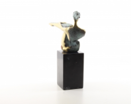 Een bronzen beeld/sculptuur van een naakte vrouw, zittend