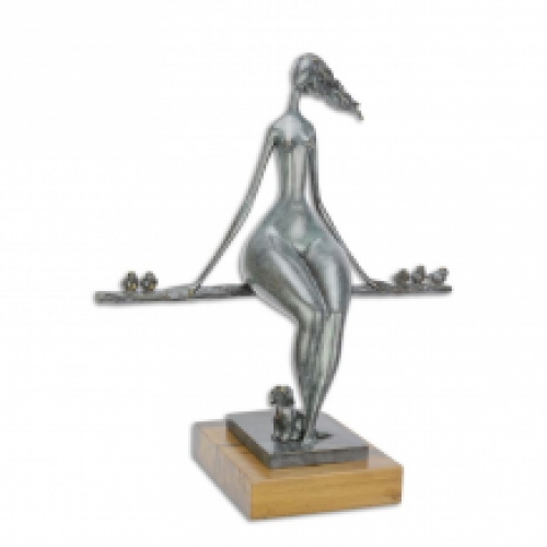Een bronzen beeld/sculptuur van een relaxende naakte vrouw