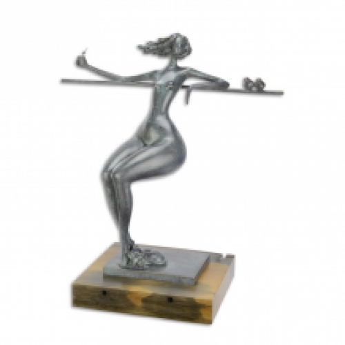 Een bronzen beeld/sculptuur van een naakte vrouw, relaxend met een drankje