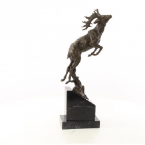 Een bronzen sculptuur van een springend hert