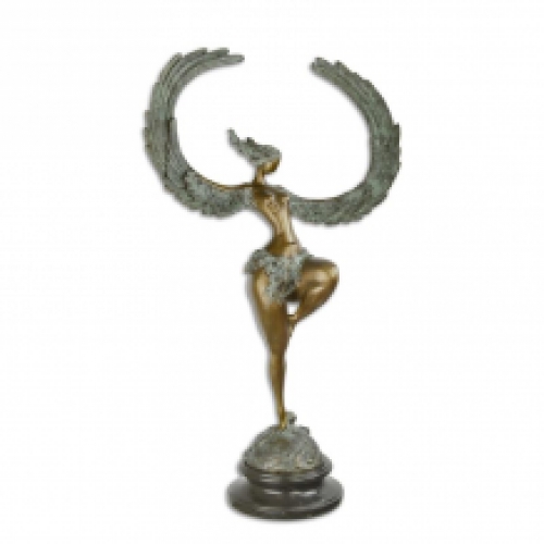Een bronzen beeld/sculptuur van een gigantische gevleugelde vrouw