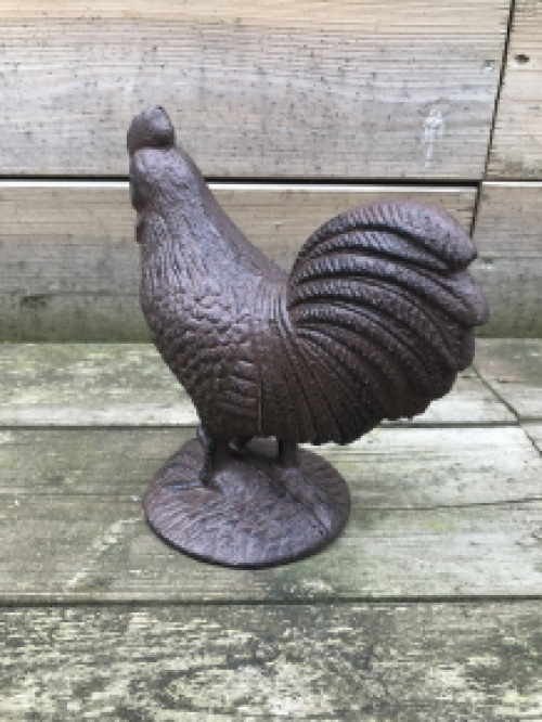 Statue of a rooster, made of cast iron