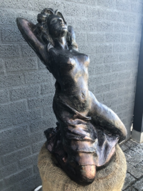 A beautiful statue of a naked woman, completely cast iron bronze look - rest, beautiful in detail!