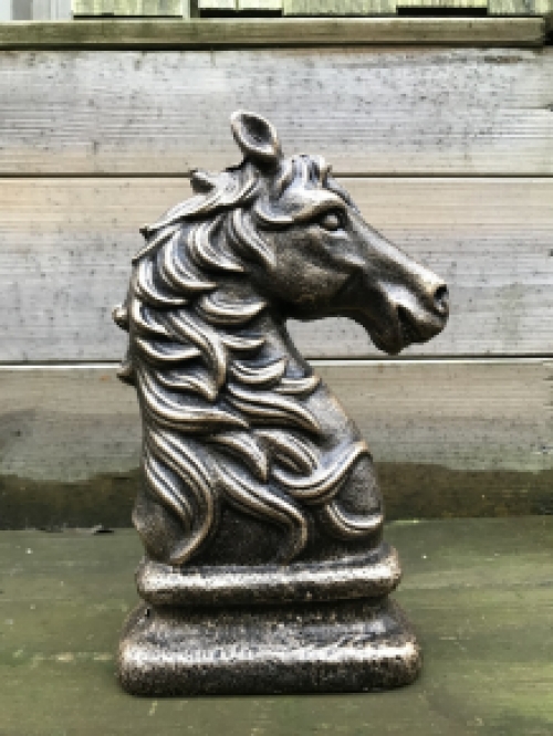 Mooi beeld van een paard, brons-look, gemaakt van gietijzer