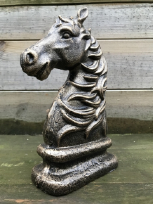 Mooi beeld van een paard, brons-look, gemaakt van gietijzer