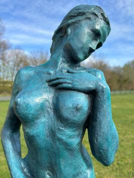 Elegante blaue Bronzestatue einer nackten Frau auf Marmorsockel